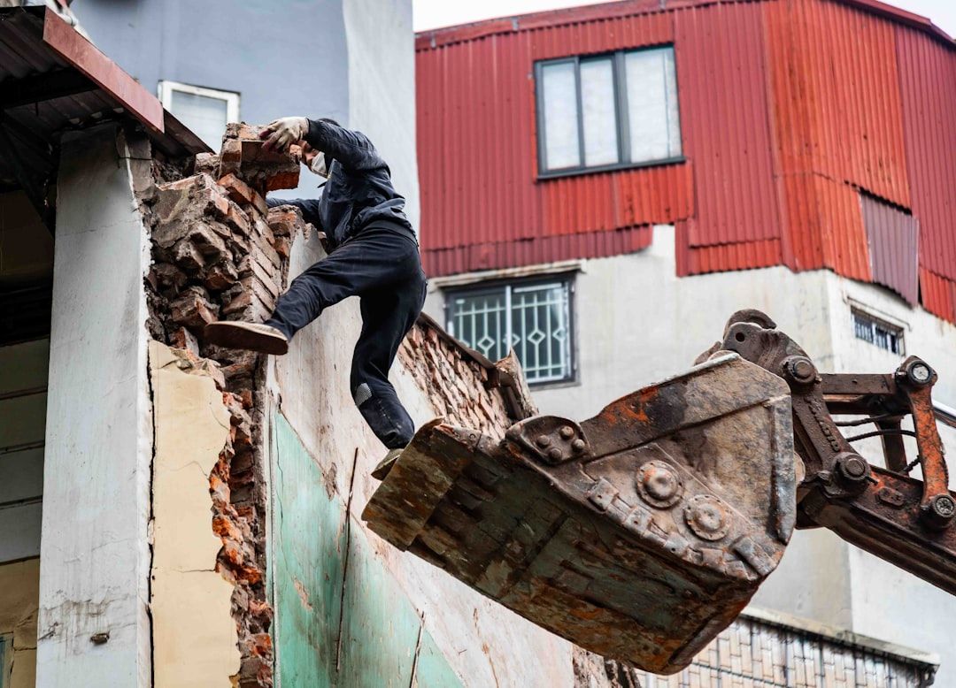 Un holograma de un edificio en construcción con gráficos de análisis de datos superpuestos, simbolizando la predicción de riesgos con IA.
