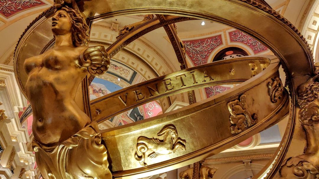 Interfaz digital futurista mostrando gráficos bursátiles y alertas de riesgo financiero siendo analizadas por un algoritmo de inteligencia artificial.