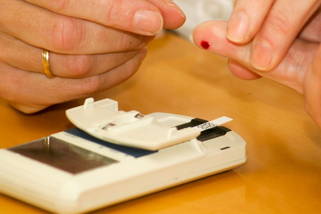 Gráfico digital interactivo que muestra el análisis de riesgo crediticio mediante algoritmos de inteligencia artificial con nodos de datos conectados.