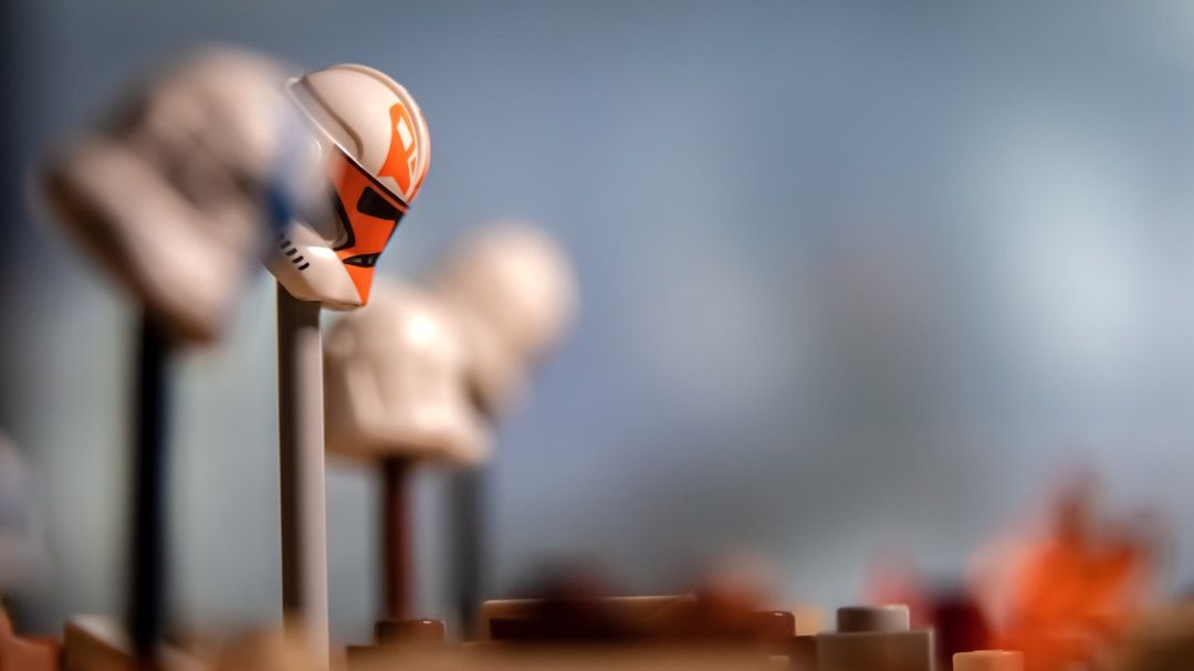 Plano arquitectónico digital en una tableta con gráficos holográficos ascendentes que ilustran la optimización predictiva de recursos en una obra de construcción.