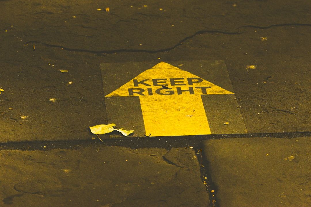 Ingeniero revisando una tablet con gráficos de análisis predictivo y nodos de inteligencia artificial superpuestos sobre una obra en construcción.