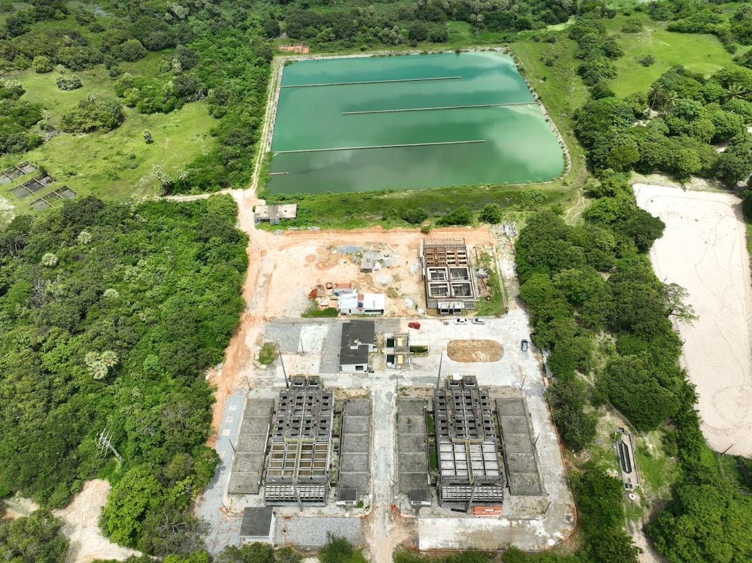 Ingeniero civil analizando el progreso de una obra en una tablet con gráficos digitales y nodos interconectados que representan la inteligencia artificial aplicada a la construcción.