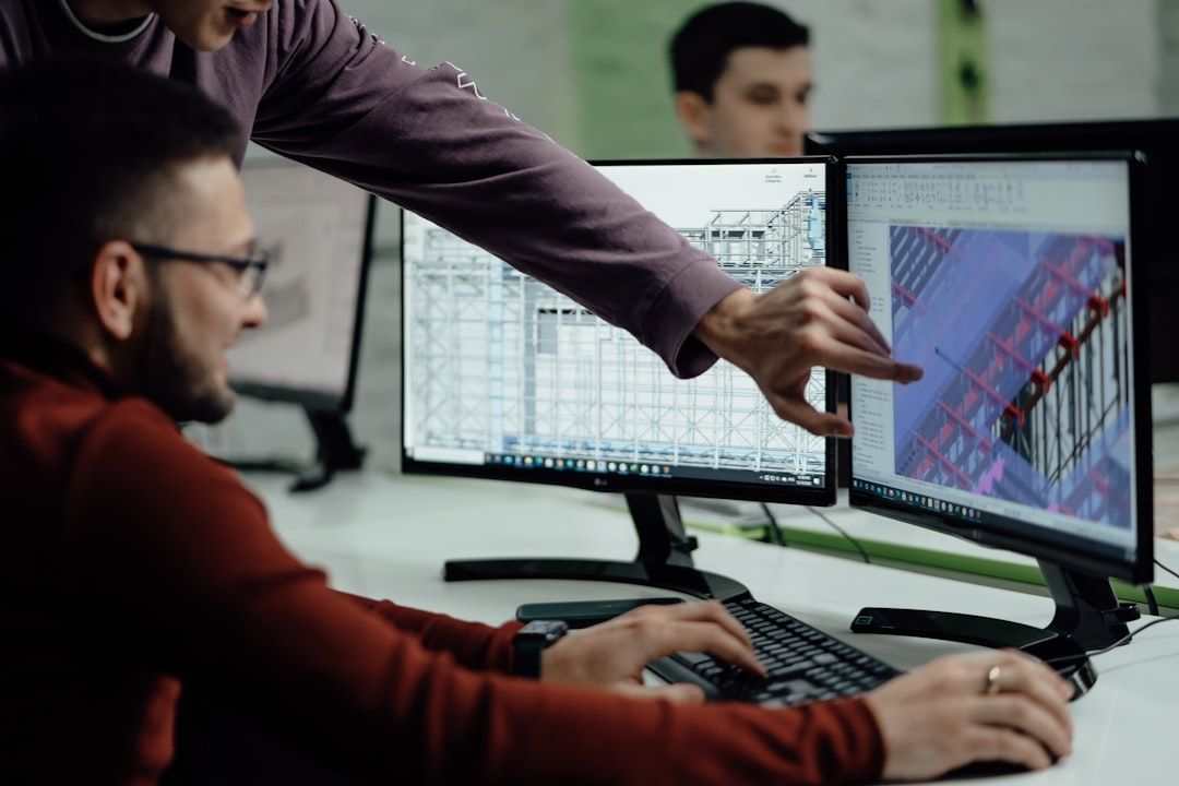 Ingeniero civil en una obra analizando un modelo BIM tridimensional en una tablet holográfica impulsada por Inteligencia Artificial.